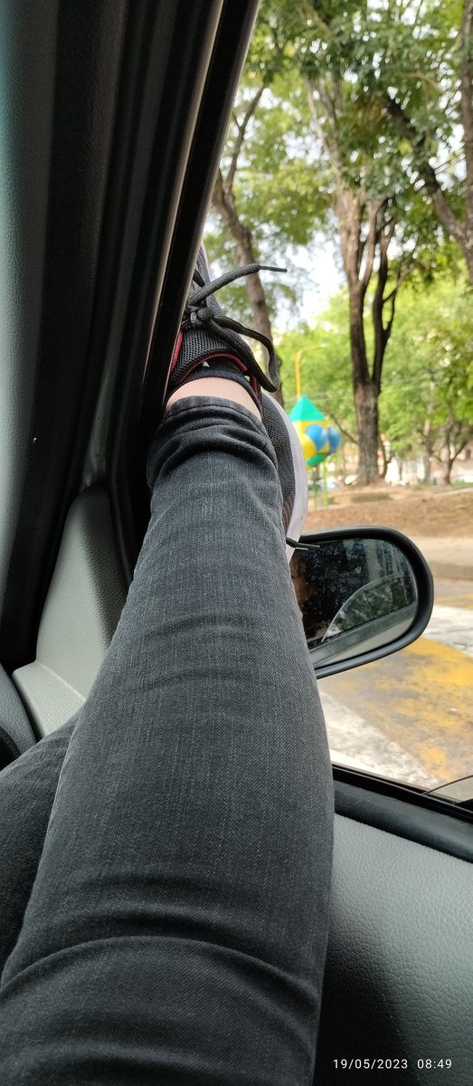 En la cola de la gasolina. Este país es mamante, ayer sin electricidad hasta casi pasada la media noche, pusieron el agua a esa hora y me dormí a las 3 am fregando, limpiando y recogiendo agua, levantarme a las 5:30 am el chamo tiene clases y de ahí a hacer la cola para ⛽. Cdsm