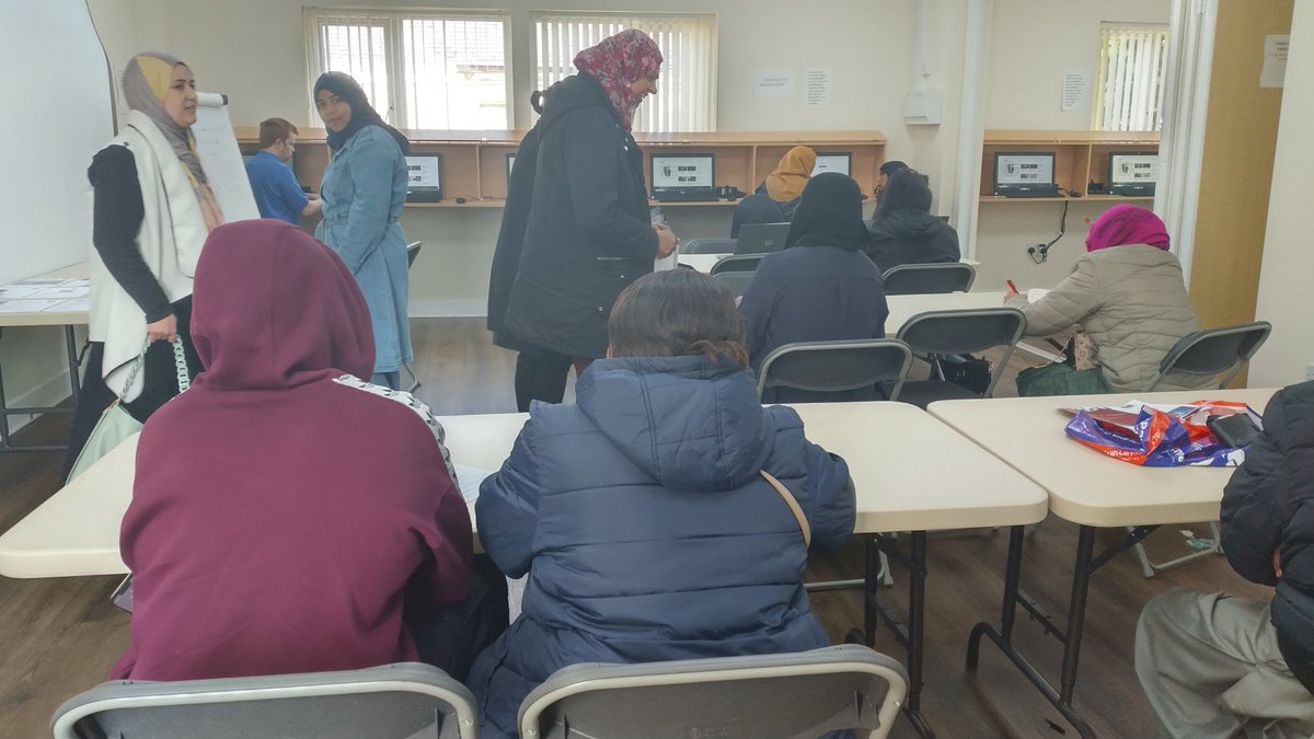 Great job club session with Maxine & Natalie from @LancashireCC helping our services users apply for jobs in catering, teaching assistants, cleaning, care workers and many more. @JCPJobsPlusMore @pcc_sue @LancashireCC #jobclub #bilingual #jobsearch