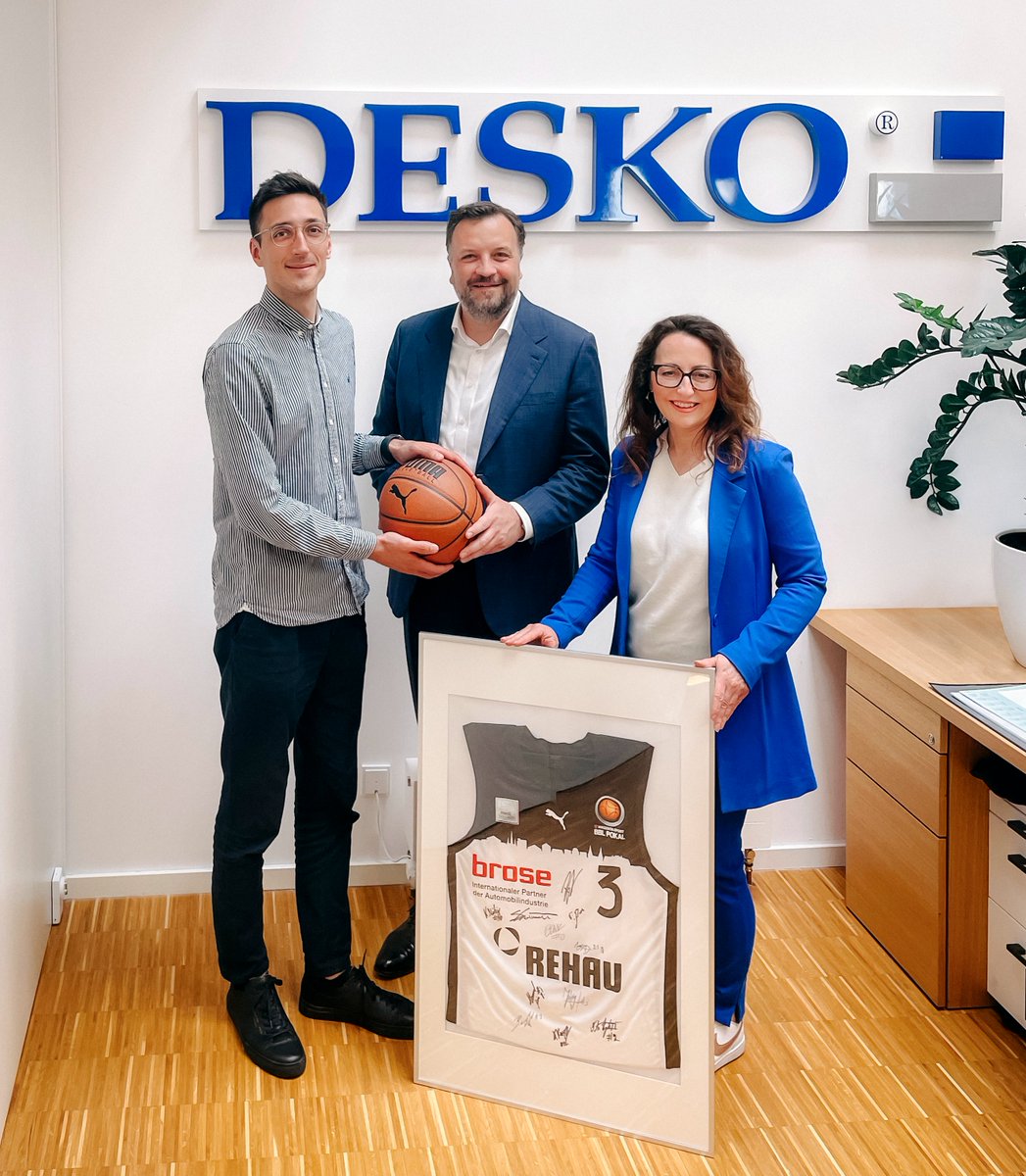 Starke News: Piep! ✅
Bayreuths Bundesliga Basketballer und DESKO bleiben auch in der kommenden Saison ein Team und haben ihre Zusammenarbeit verlängert.  
👉🏽 t1p.de/a7n6l 
#PlayerScan #desko #deskoworld #idsolutions #identity #documentreader #bayreuth #bavaria