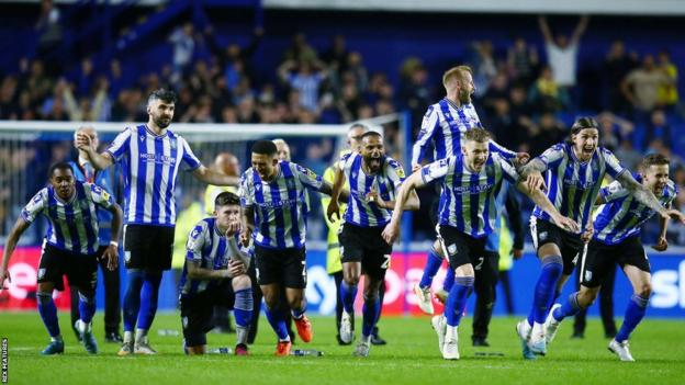 copaalemdacopa's tweet photo. Há quem diga que clubes que se posicionam nas causas sociais não costumam ter sucesso dentro de campo.

Mas o Sheffield Wednesday foi mais um a provar que isso não faz nenhum sentido: puniu exemplarmente um torcedor racista e, em seguida, conquistou uma virada histórica. https://t.co/UaMh9sWImn