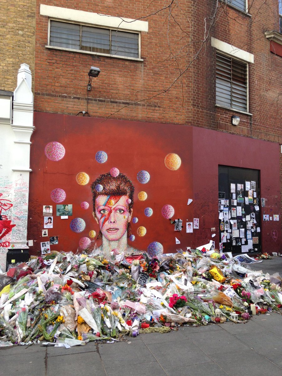 -memoria-
#Wallpainting in memory of #DavidBowie in #Brixton. I took this photograph when I was in London in Februari 2016, a month after he died. 
#StreetArt
#365in2023
@365⁦@365_in_2023⁩