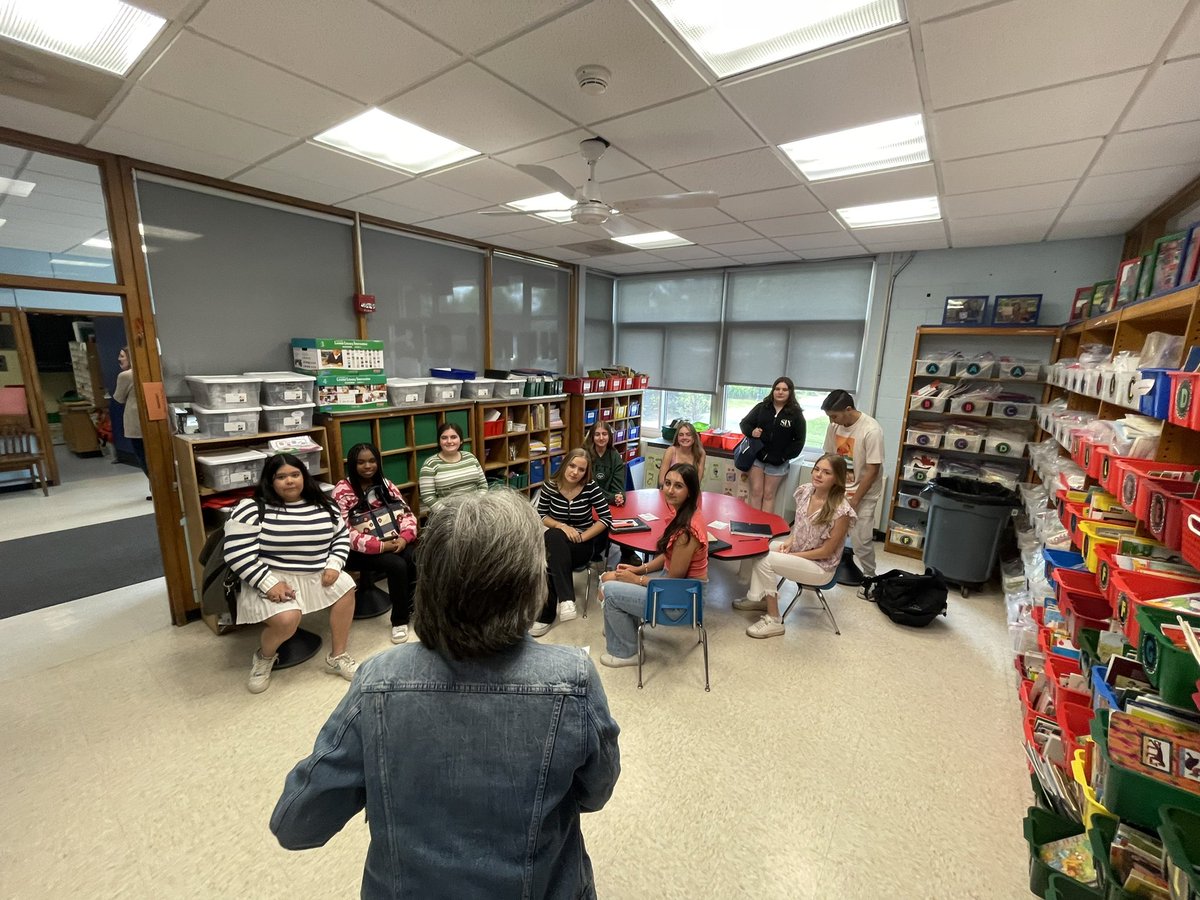 Alexandra Frazzetto (@mrsfrazzetto) on Twitter photo All smiles here as the future teachers club kicking off Friday morning here at Hemlock school!! #gcgrows #futureteachers #education <a href="/SrtaAciernoGCHS/">Señorita Acierno</a> All smiles here as the future teachers club kicking off Friday morning here at Hemlock school!! #gcgrows #futureteachers #education <a href="/SrtaAciernoGCHS/">Señorita Acierno</a>
