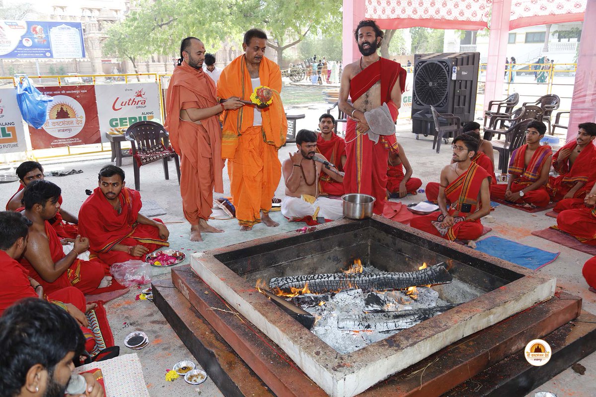 cosmic_magnet's tweet photo. RT https://t.co/rpXx3edSFy 10-18 May 2023 MAHAPUJA &amp; Maruti yagna
Shri kashtbhanjandev hanumanji Maharaj Salangpur dham.
https://t.co/qGBsQP7LDU
#swaminarayan #inspiration #quote #salang… https://t.co/nYMff2GY55