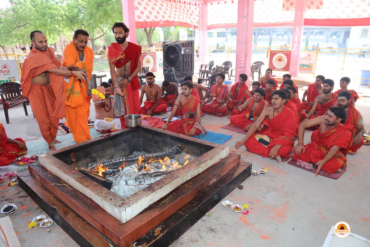 cosmic_magnet's tweet photo. RT https://t.co/rpXx3edSFy 10-18 May 2023 MAHAPUJA &amp; Maruti yagna
Shri kashtbhanjandev hanumanji Maharaj Salangpur dham.
https://t.co/qGBsQP7LDU
#swaminarayan #inspiration #quote #salang… https://t.co/nYMff2GY55