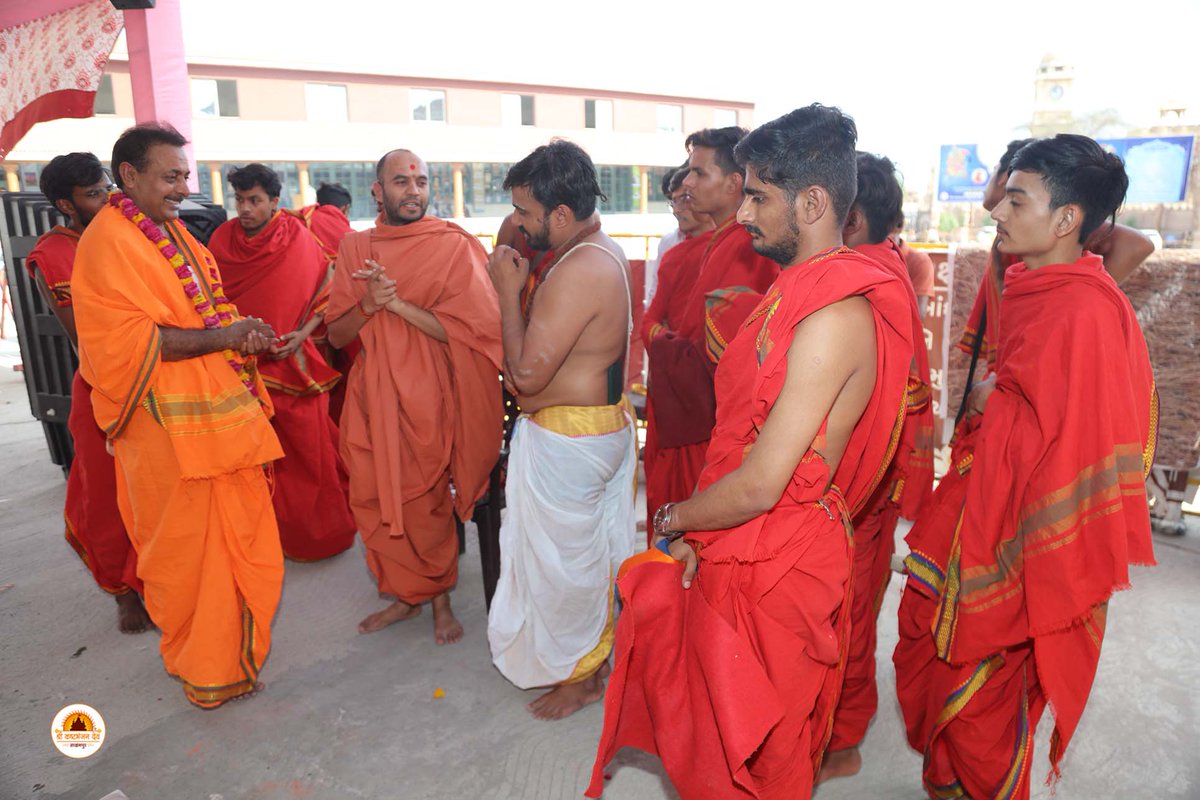 cosmic_magnet's tweet photo. RT https://t.co/yW5vjEai9V 10-18 May 2023 MAHAPUJA &amp; Maruti yagna
Shri kashtbhanjandev hanumanji Maharaj Salangpur dham.
https://t.co/qGBsQP7LDU
#swaminarayan #inspiration #quote #salang… https://t.co/RsuteOSy6Z