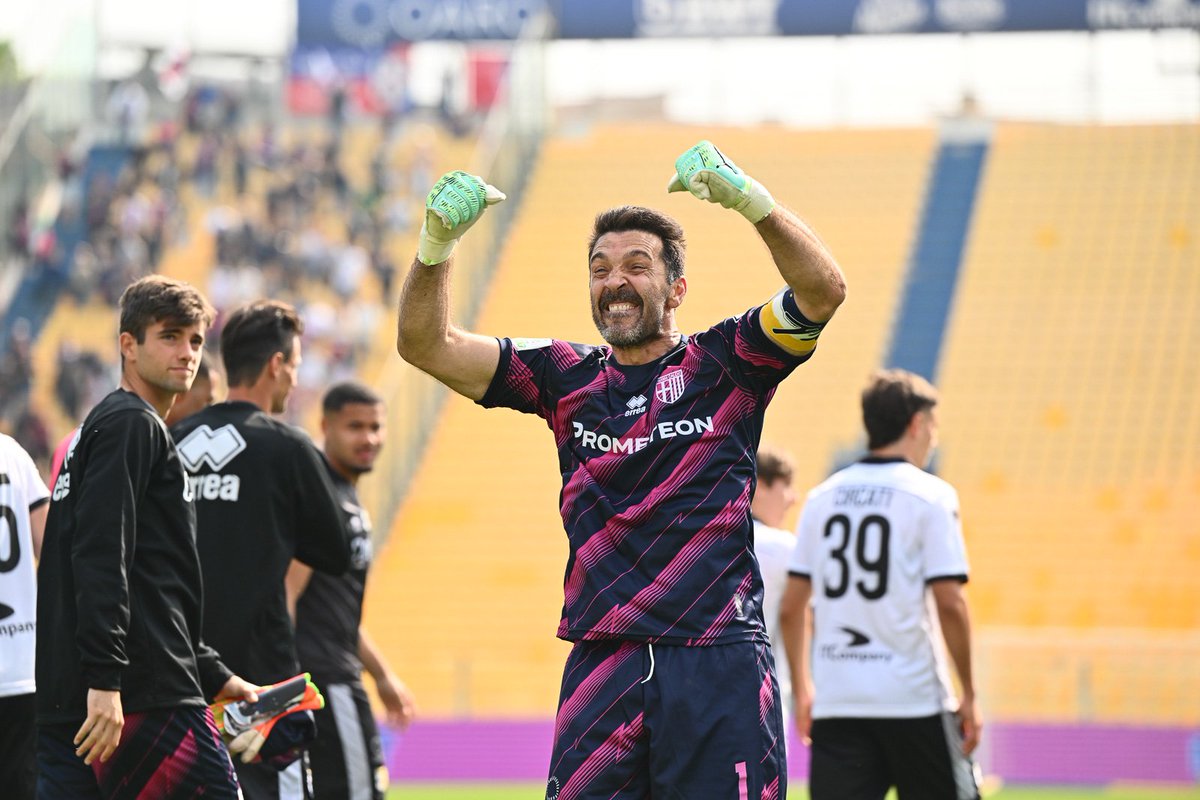 Bel1hJ's tweet photo. #BuffonDay 💙💛🐐 https://t.co/VbmClW4GuP