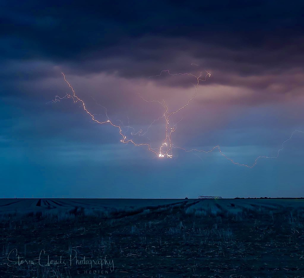 lhedien's tweet photo. A stray #lightning bolt in #kansas last week. 🌩️😍📷 #weatherphotography #weather #sky #thunderstorm #nikonusa #z9 #nikonoutdoors #stormhour #kansaswx #wxtwitter @stormcloudsphotography #thephotohour @xwxclub #natgeoyourshot  #zcreators https://t.co/7mg6zIJFLK