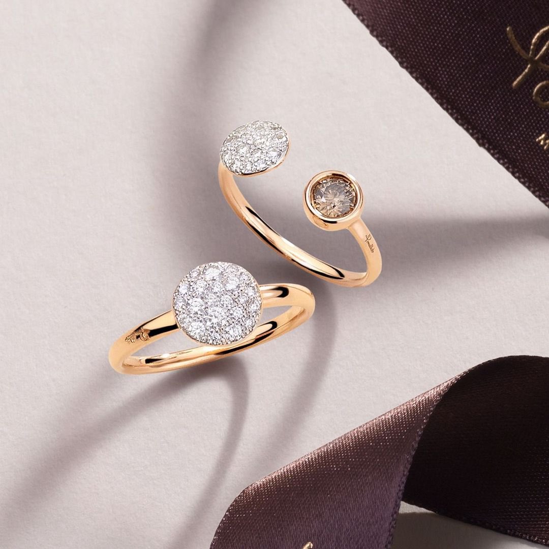 Gifts that last for lifetimes. New Sabbia collection’s precious hand-set diamonds create a resplendence that shines forever. 

Ömürlük hediyeler. Yeni Sabbia koleksiyonunun kıymetli el yapımı elmasları sonsuza kadar parlayan bir görkem yaratıyor. #SabbiaKoleksiyonu #Pomellato