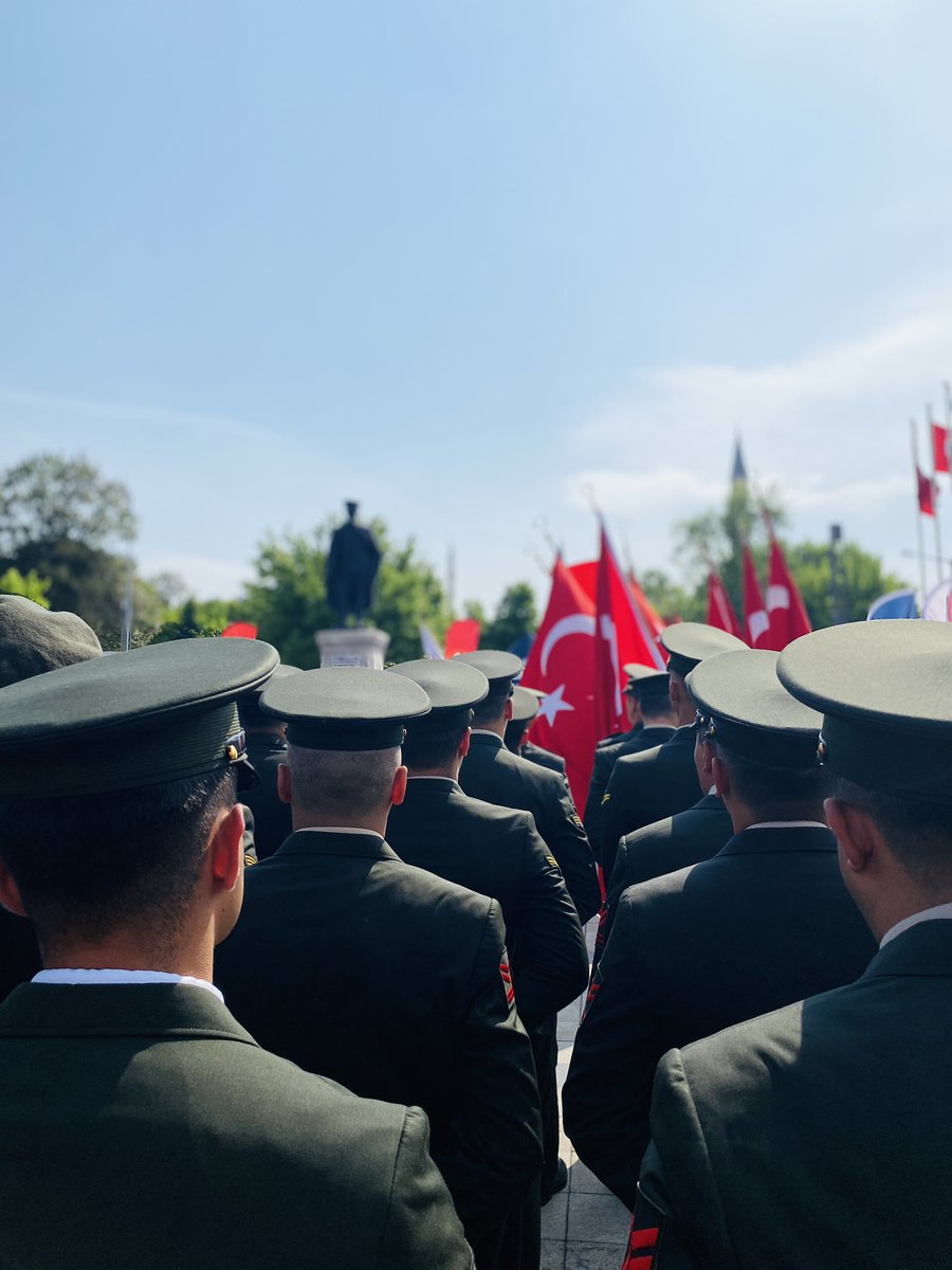 genclerleegitim's tweet photo. Sayın İl Müdürümüz @selimakGSB ile birlikte Edirne Kız Yurdu amirleri ve personelleri olarak 19 Mayıs Atatürk’ü Anma, Gençlik ve Spor Bayramımızı hep birlikte kutladık 🇹🇷
@arzum_bulduk @ayseock @Ceren_gnclik @ZeynepAlerik @GSB_Edirne @EdirneKYGM @gencliksporbak https://t.co/AD63ok00hr