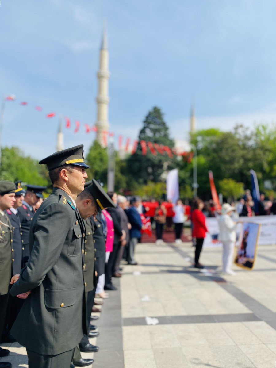genclerleegitim's tweet photo. Sayın İl Müdürümüz @selimakGSB ile birlikte Edirne Kız Yurdu amirleri ve personelleri olarak 19 Mayıs Atatürk’ü Anma, Gençlik ve Spor Bayramımızı hep birlikte kutladık 🇹🇷
@arzum_bulduk @ayseock @Ceren_gnclik @ZeynepAlerik @GSB_Edirne @EdirneKYGM @gencliksporbak https://t.co/AD63ok00hr