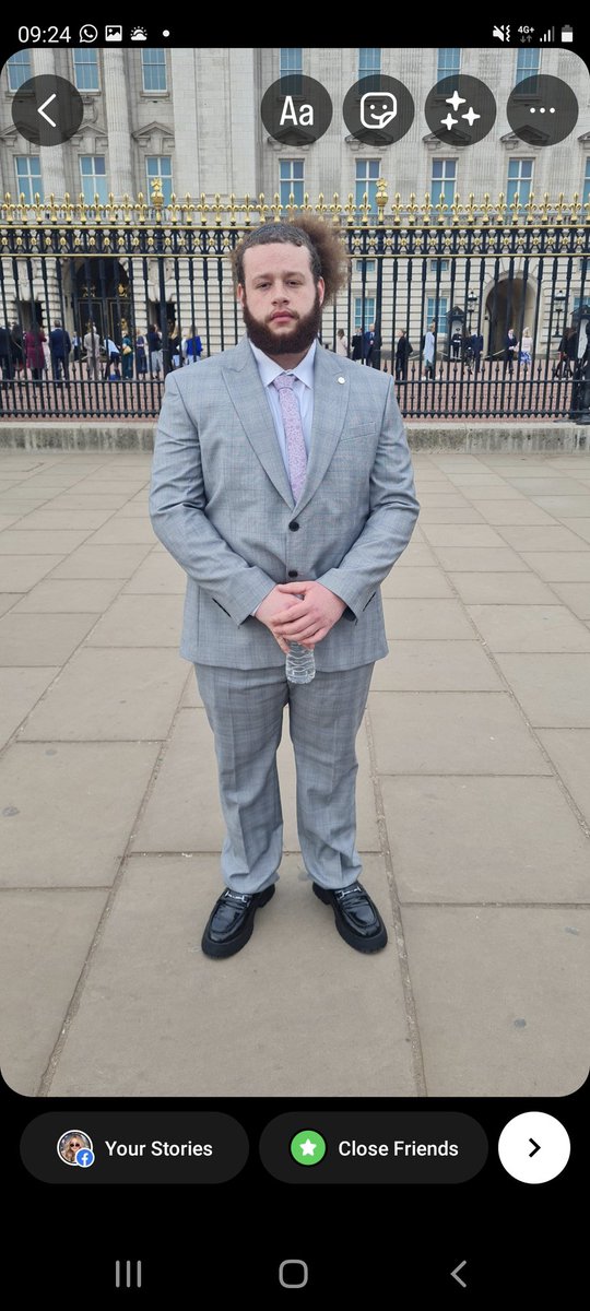 WHYCNunhead's tweet photo. First pix of Jace and his #ProudMum Hayley at #BuckinghamPalace today! Jace collected his #Gold @DofE award today! Not held back by #Covid #StayedTheCourse #proud #RoleModel #LookingGood! #youthwork https://t.co/KxROkfPU8k