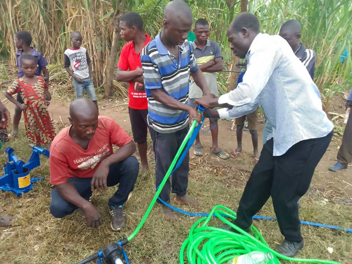 #FromtheFieldFriday this week our team provided training to farmers in Malawi on how to use their #StarterPump 💧 Trainings like these are vital for farmers to make the best use of their pumps, increasing their harvests and creating a future for their families. 🌾 ➡️ 💰