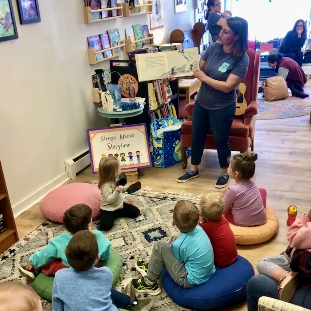 Strega_Mama's tweet photo. 💙🫐 We had a BERRY fun morning at the @bee_bookshop on Wednesday! 📚🐝 Who knew that Bears and Moms had so much in common?! 🐻🤣 Thank you for a BEARY great continuation of Mother’s Day! 🫐💙 Love, @Strega_Mama https://t.co/MLL36k2unz