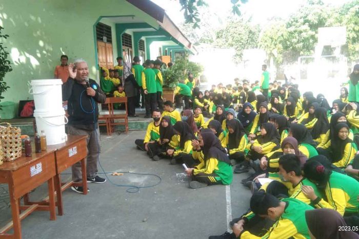 Sekolah Sampah FPRB Kediri Sosialisasikan Pengelolaan Sampah Organik di SMPN 1 Wates
bangsaonline.com/berita/118456/…

Follow di google berita : bit.ly/3P1jKRH
#beritaviral #berita #news #bangsaonline