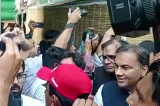 DunyaNews's tweet photo. عمران خان اور حکومتی ٹیم کی ملاقات، تلاشی کیلئے ایس او پیز پر بات چیت #Imrankhan #Searchteam #Zamanpark #PTI #Politics https://t.co/bSyrUIfl4w https://t.co/ZySEzqAGvX