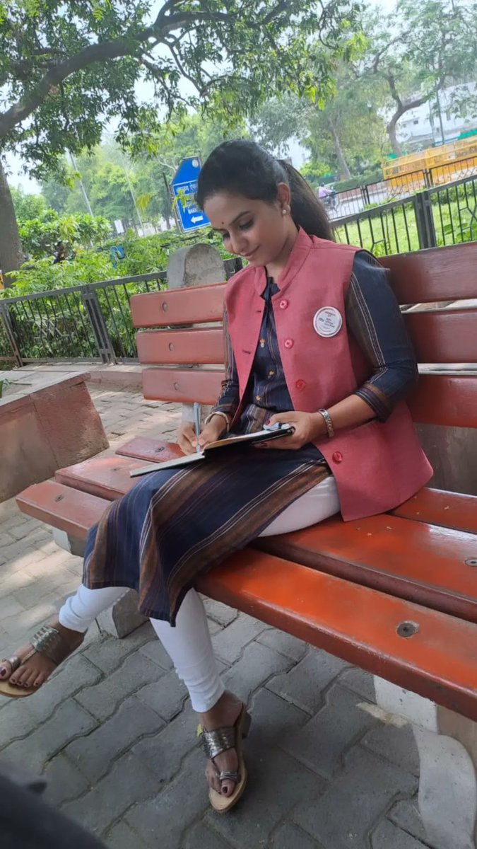 DivyaYspeaks's tweet photo. *जो तूफ़ानों में पलते जा रहे हैं!*
*वही दुनिया बदलते जा रहे हैं!*
- जिगर मुरादाबादी                                              #divyayashwant #divyabhosale #leadforchange❣️ https://t.co/i71zNSXTME