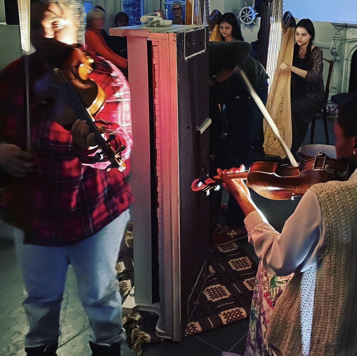 ExploreArch's tweet photo. #SharpEdgeofOurGrief is a recent work from our #ATownExploresABook23 festival delivery changing up the cultural offer with exciting interdisciplinary innovations.
#ExploreTheArch’s early career team of freelance artists at the centre of this work. More:
https://t.co/AfZBvhwfJA https://t.co/M2W4kIBv4Y