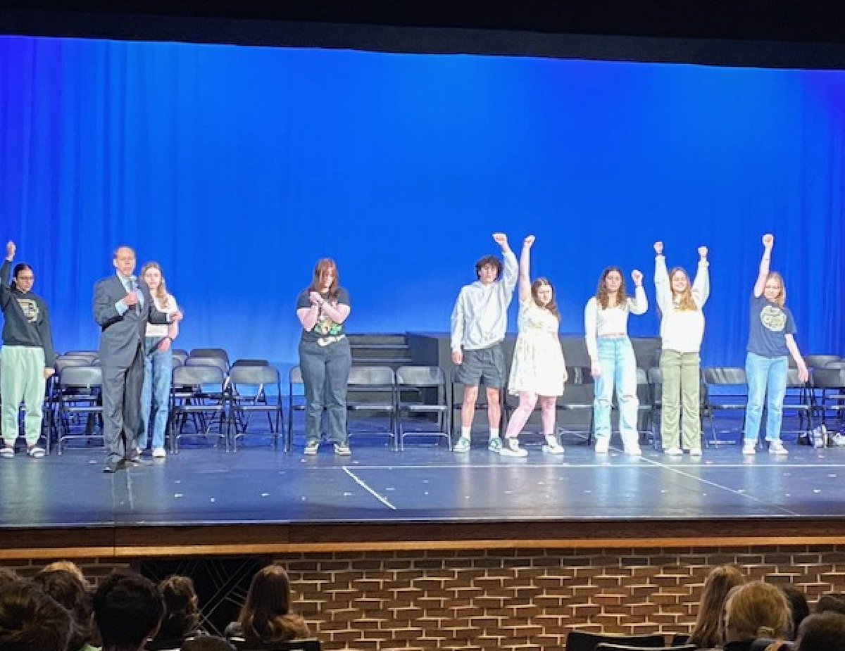 WaukeshaNorth1's tweet photo. Our North AP Psychology students welcomed in a hypnotist this week! They had a lot of fun while learning how hypnosis affects their brains! https://t.co/Vgm1xMiHOz
