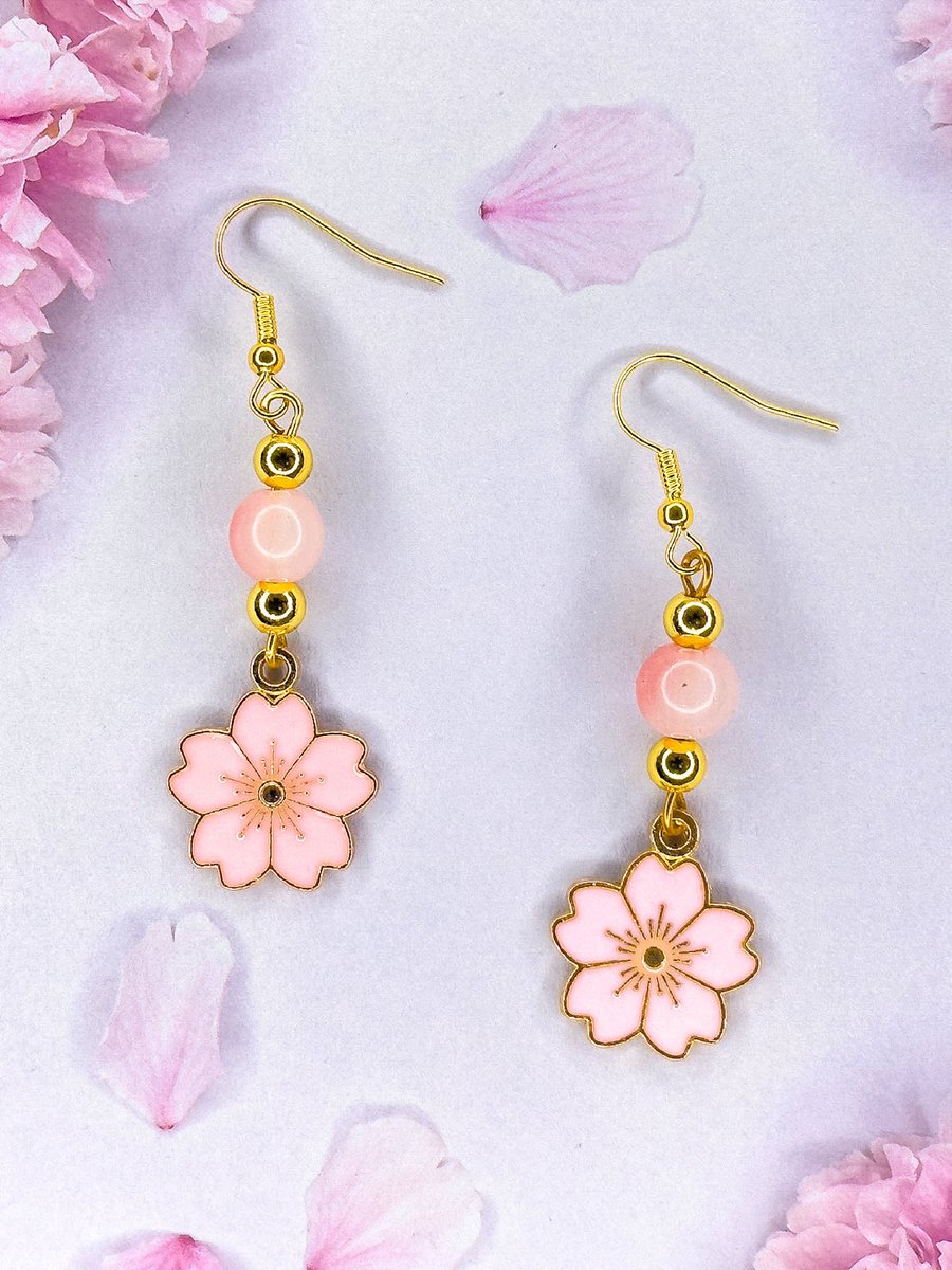 ✨ 🌸 Add a touch of delicate charm to your ensemble with these Pink Sakura Blossom Earrings! ✨ Enjoy 20% off for a limited time and embrace the beauty of Japanese craftsmanship. Shop now and blossom with style: japangifts.co.uk/product-page/p… 

#SakuraBlossom #ElegantEarrings