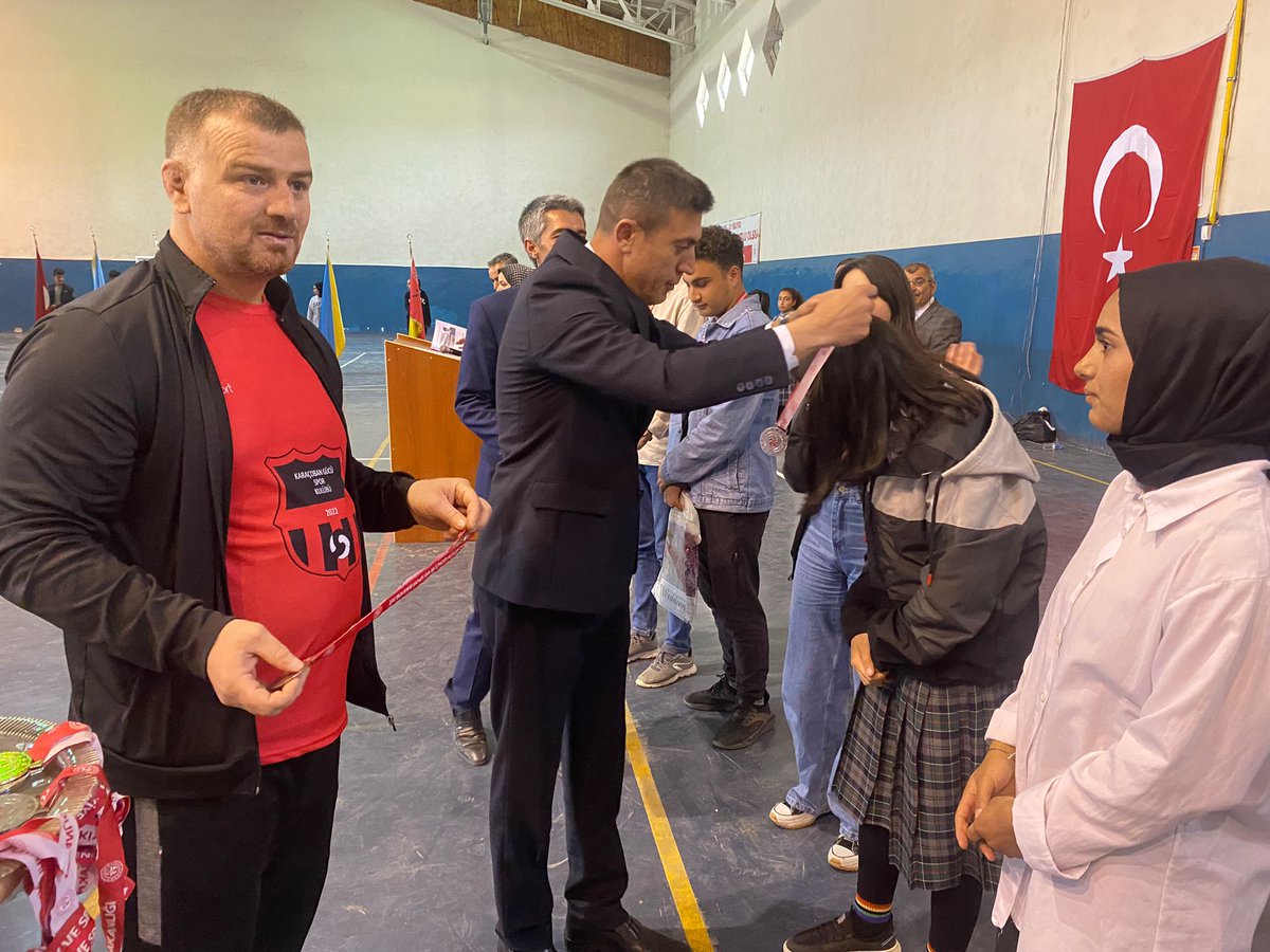 erdoganeren25's tweet photo. Çeşitli spor dallarında başarı gösteren öğrencilerimize hediyelerini takdim ettik. 
#Hınıs #Erzurum https://t.co/ZHzNTiMhOH