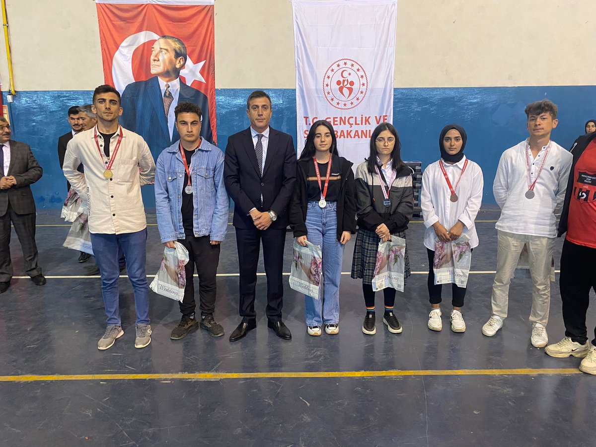 erdoganeren25's tweet photo. Çeşitli spor dallarında başarı gösteren öğrencilerimize hediyelerini takdim ettik. 
#Hınıs #Erzurum https://t.co/ZHzNTiMhOH
