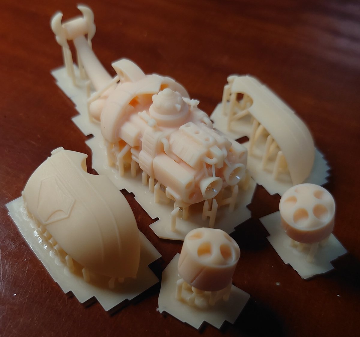 yu_kemuri's tweet photo. chitubox でアンチエイリアスを有効にして印刷してみるテスト
グレーレベル4,ぼかしピクセル2でやってみたが、気持ち滑らかになる箇所もあれば、積層痕バチバチなところも。うーむ。
エッジやディテールは変わらないカンジ
#mars2pro https://t.co/Qm63UEu5rB