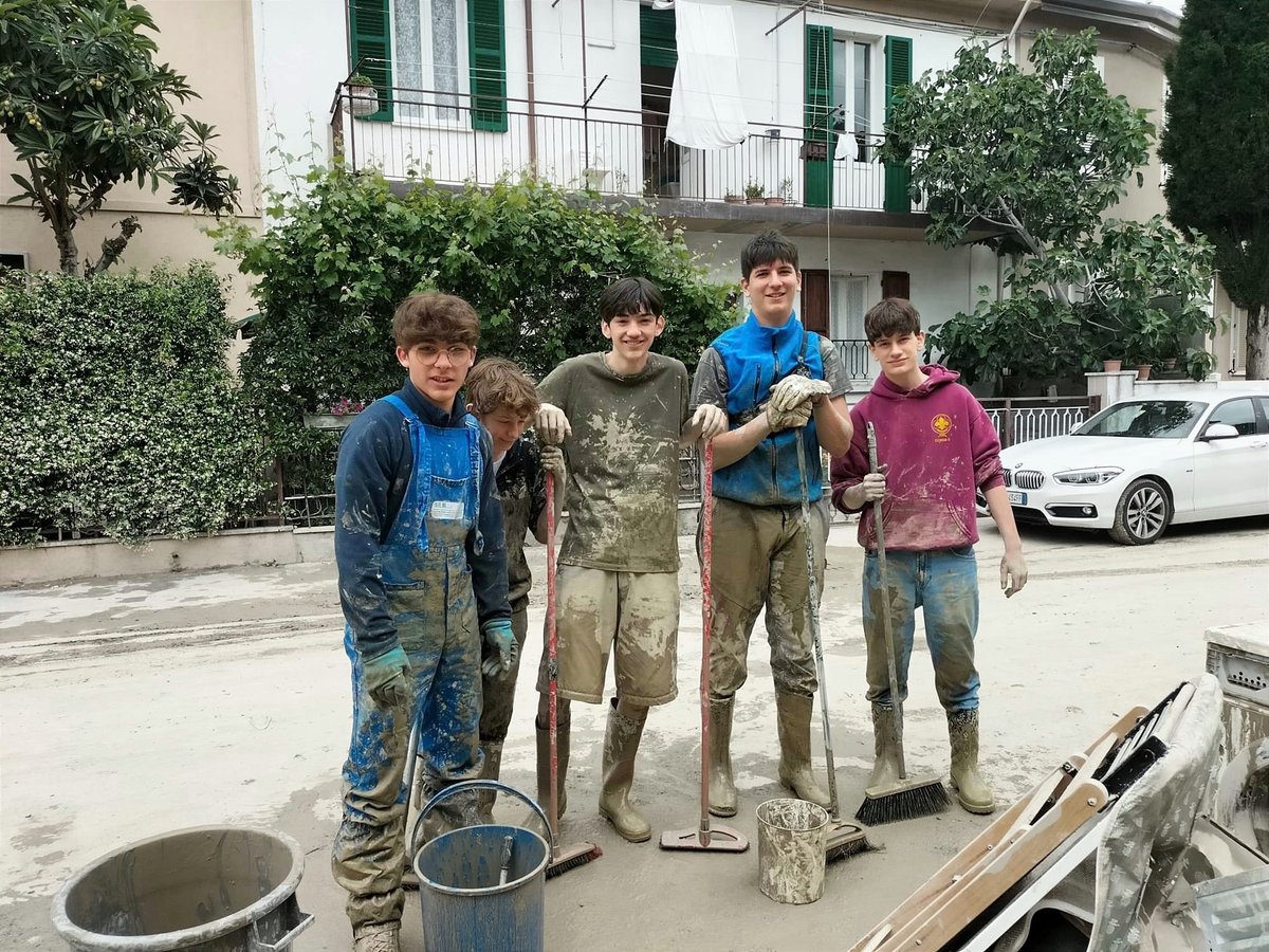 Scuole chiuse e loro, tramite whatsapp, si organizzano e vanno a spalare fango dove serve. Le immagini di ragazze e ragazzi impegnati nelle operazioni di pulizia e sgombero, scaldano veramente il cuore.
Non è vero che non c'è speranza

#emiliaromagna