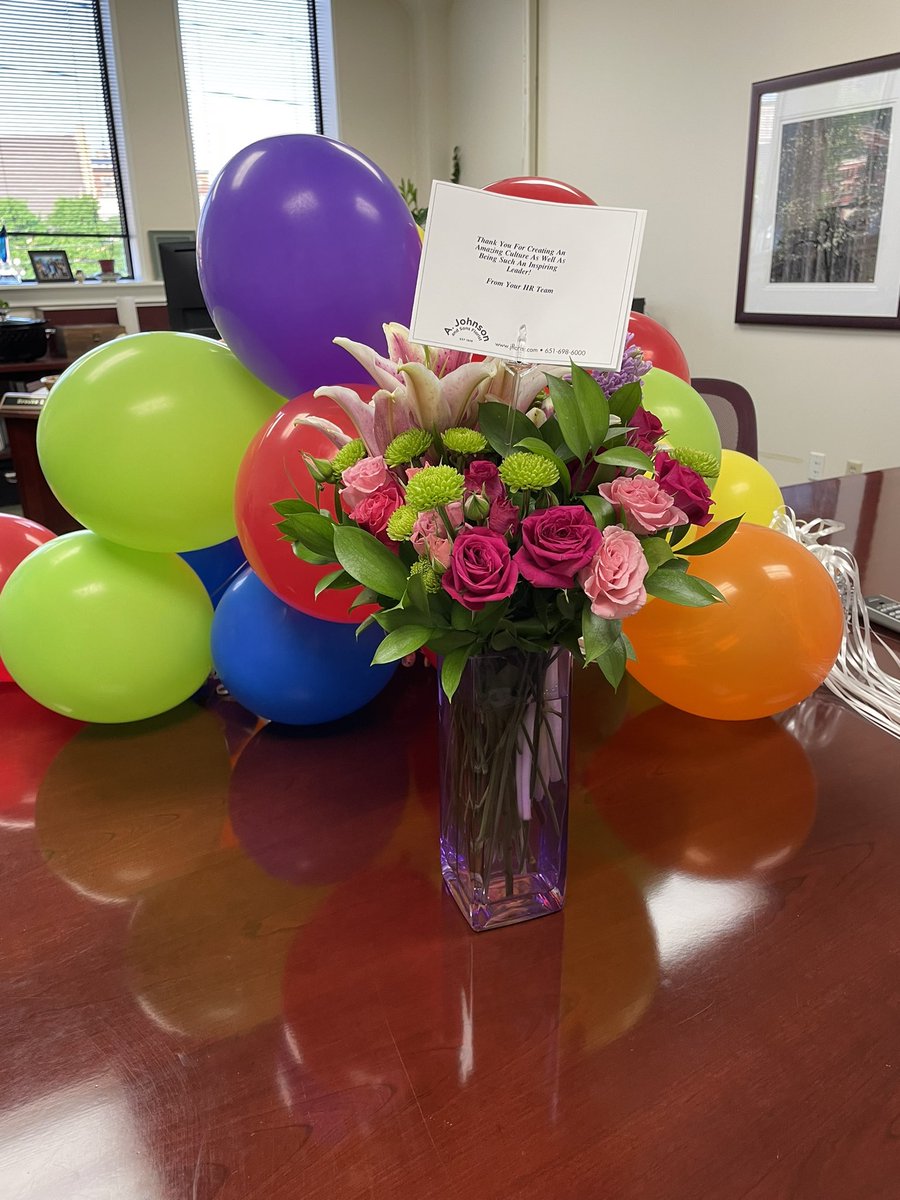 BrookeLeeAPC's tweet image. Friday mornings are for balloons and flowers. Thank you #TeamAPC 🤩