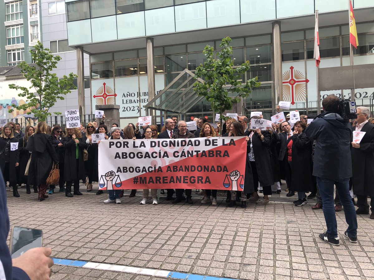 CristinaBodegas's tweet photo. La abogacía de #Cantabria más unida que nunca defendiendo nuestros derechos. #EsNuestroTurno y no estamos dispuestos a que el abandono de la administración continúe. #MareaNegra #DignidadTurnoDeOficio #TODigno #AbogaciaAbandonada https://t.co/MmBxuxYe6q