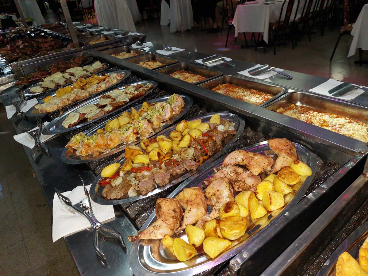 nicolasmaggi87's tweet photo. En el hilo de tenedor libre una usuaria  tiró un dato INCREÍBLE. Hay una cantina en Villa Gobernador Galvez, se llama MOULIN ROUGE. La entrada está $4600, todo libre. Después de comer SE BAILA. Cumbia santafesina y  cuarteto, mayormente. Las fotos son hermosas. https://t.co/yxJrV4jhQo