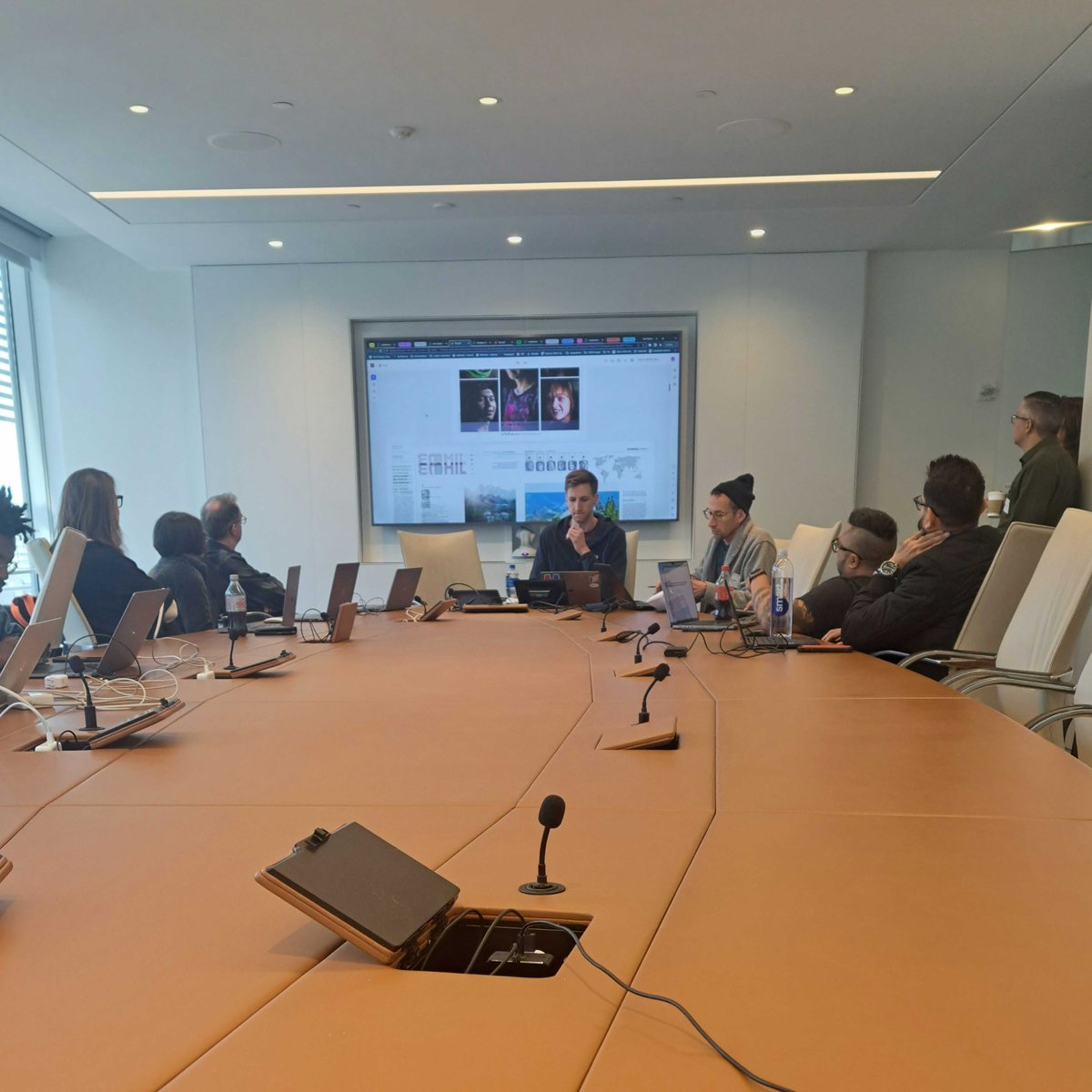 Good morning from ☀️ sunny NYC!

The #SND44 print and digital judges are caffeinated and are back at it, exploring the best designs of 2022.

Follow along with live results: snd.org/best-of-design…