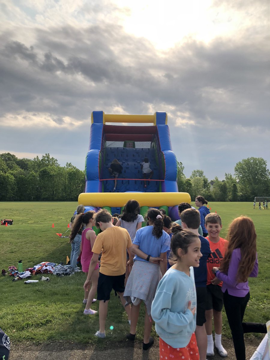 Good morning from Field Day Friday!! Thank you <a href="/Woparkwellness/">Travis Cox</a> &amp; parent volunteers💙💙🦈