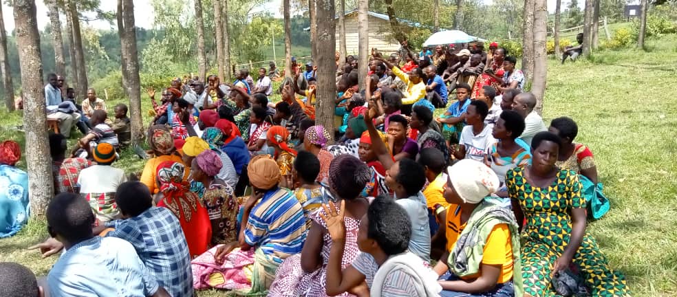 NyagihangaS's tweet image. Uyu munsi muri @NyagihangaS, habaye inama igamije kwandika abahinzi bashaka akazi ko gutera ibiti ku nkengero z'umugezi wa #WALUFU , ku bufatanye n'umushinga #Enabel/#Combio Iyi gahunda ikaba igamije kurwanya isuri kuri uyu mugezi.
@RwandaEast 
@GatsiboDistrict