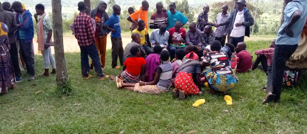 NyagihangaS's tweet image. Uyu munsi muri @NyagihangaS, habaye inama igamije kwandika abahinzi bashaka akazi ko gutera ibiti ku nkengero z'umugezi wa #WALUFU , ku bufatanye n'umushinga #Enabel/#Combio Iyi gahunda ikaba igamije kurwanya isuri kuri uyu mugezi.
@RwandaEast 
@GatsiboDistrict