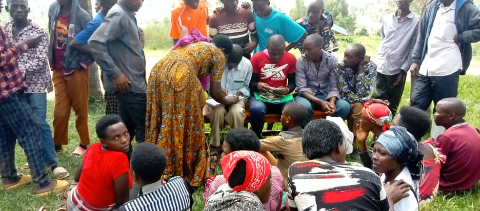 NyagihangaS's tweet image. Uyu munsi muri @NyagihangaS, habaye inama igamije kwandika abahinzi bashaka akazi ko gutera ibiti ku nkengero z'umugezi wa #WALUFU , ku bufatanye n'umushinga #Enabel/#Combio Iyi gahunda ikaba igamije kurwanya isuri kuri uyu mugezi.
@RwandaEast 
@GatsiboDistrict