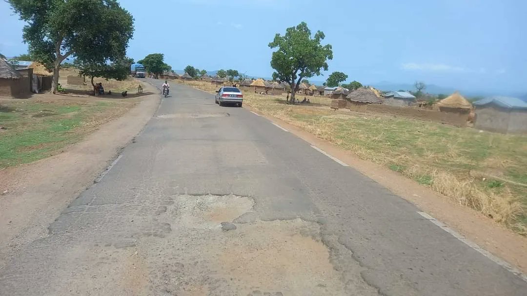 SmartTrafficCM's tweet photo. RN n°1 : Ngaoundéré-Garoua 
Route très étroite, complètement abîmée... 10h pour parcourir 278km.
Cette route est importante pour l'économie nationale et regionale.
Il faut la refaire. Urgemment https://t.co/oqNJMC9zWd