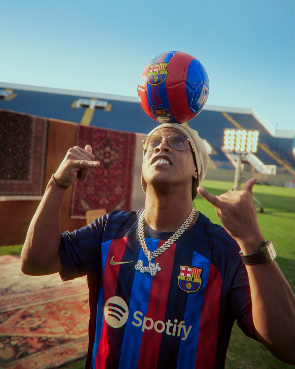 10Ronaldinho's tweet photo. Minha playlist celebrando meus melhores momentos no @fcbarcelona? Só lá no @SpotifyBrasil 📷  🤙🏾 https://t.co/c2ATv1sKGR https://t.co/cTJtWw3cZg
