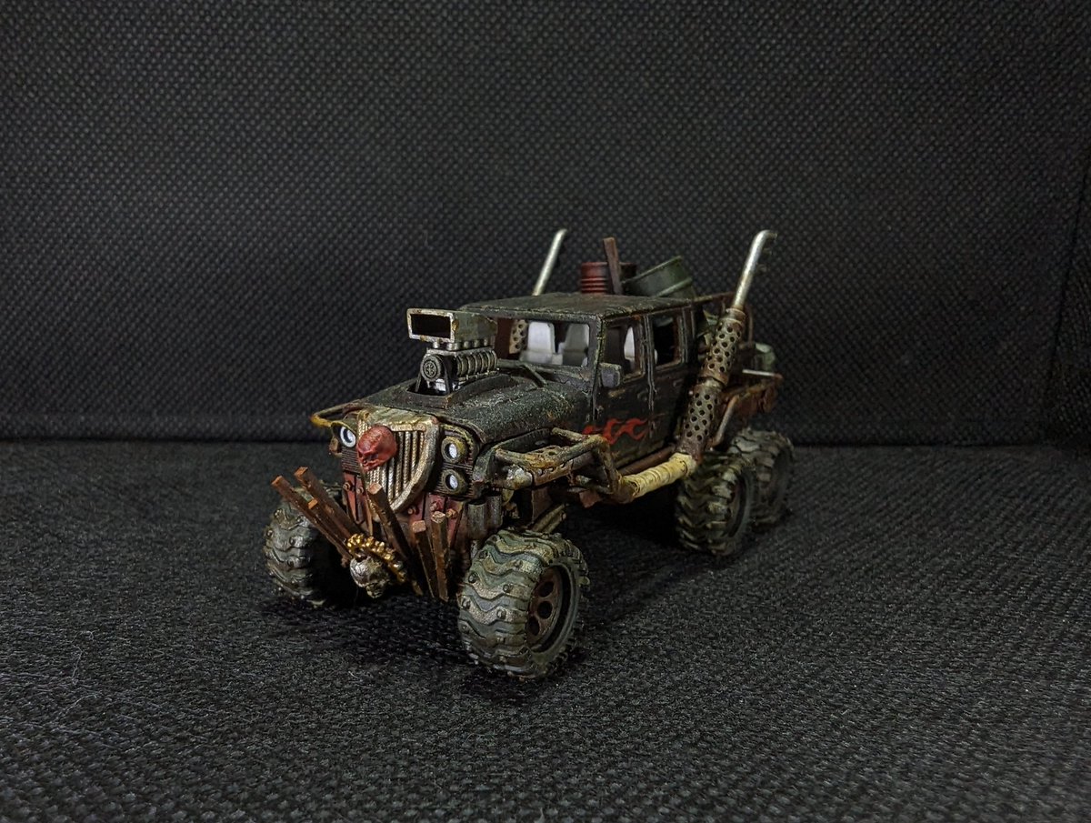 takeyass21's tweet photo. #gaslands 6輪車。ベースはJEEP GLADIATOR。
#CDCS2023 にて展示させて頂きました。
物資輸送車は狙われる為、SCとツインターボで爆速重装化。
走破性を重視し6輪です。
後輪はシーソーで可動、荷物は磁石接続で、外して空荷に出来ます。
現時点での集大成です。
#MadMax #hotwheels #ホットウィール https://t.co/hmgz2R0hPV