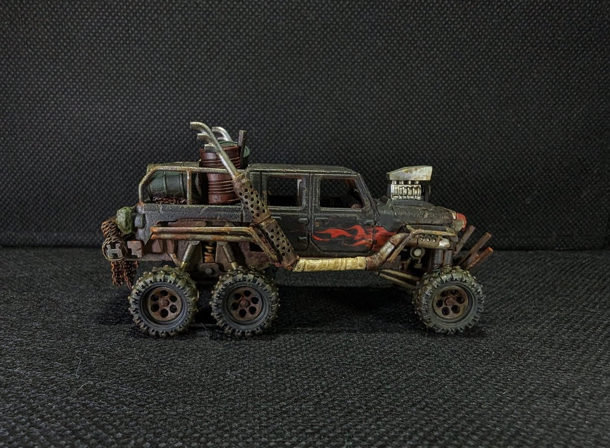 takeyass21's tweet photo. #gaslands 6輪車。ベースはJEEP GLADIATOR。
#CDCS2023 にて展示させて頂きました。
物資輸送車は狙われる為、SCとツインターボで爆速重装化。
走破性を重視し6輪です。
後輪はシーソーで可動、荷物は磁石接続で、外して空荷に出来ます。
現時点での集大成です。
#MadMax #hotwheels #ホットウィール https://t.co/hmgz2R0hPV