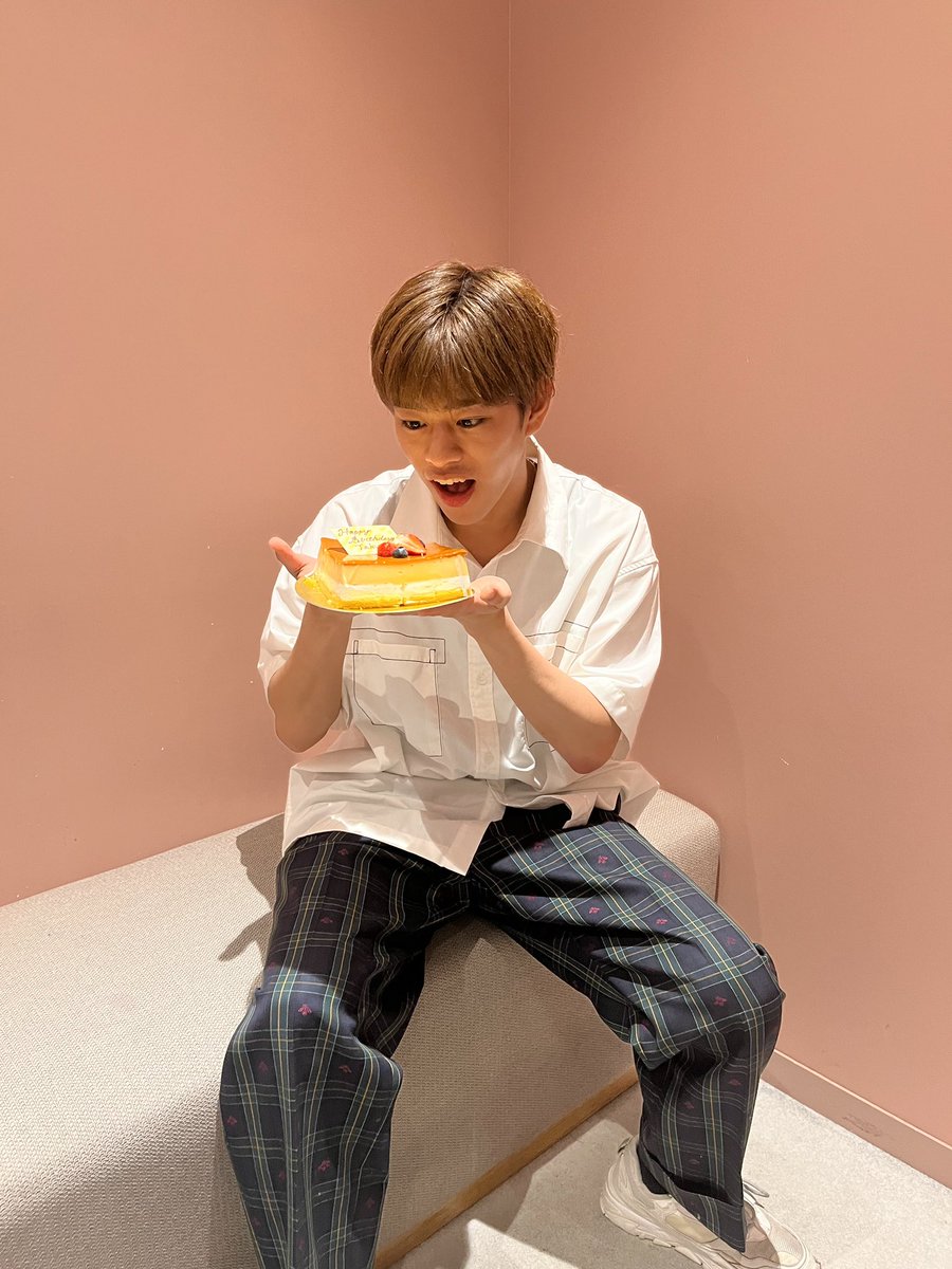 legi_TAKUMI's tweet photo. 23歳になりました！
これからも周りの方々への感謝を忘れず、コツコツ頑張っていきたいと思います！

そして、TJBBのメンバーからサプライズケーキを貰いました！
プリンケーキおいしすぎた、、、😉
最高の誕生日でした！ https://t.co/hblI9JpYMc