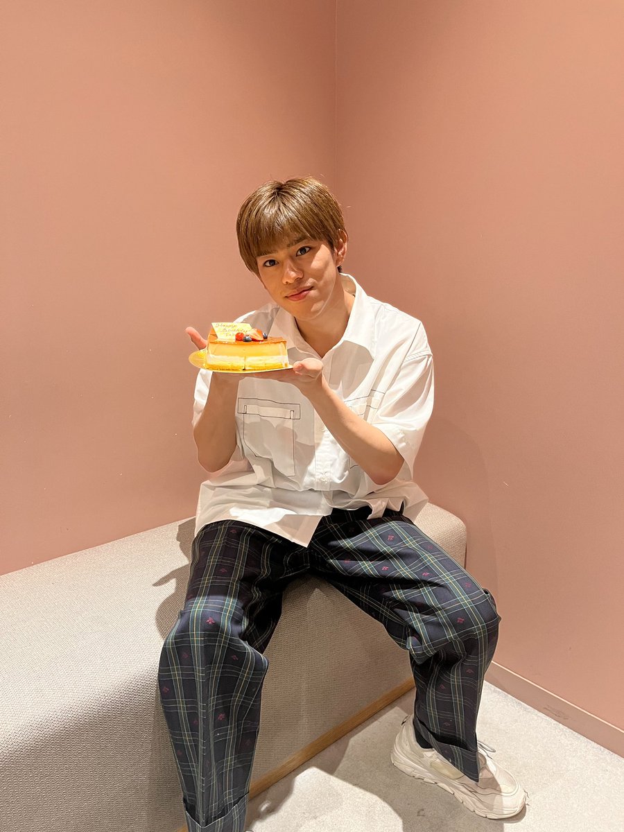 legi_TAKUMI's tweet photo. 23歳になりました！
これからも周りの方々への感謝を忘れず、コツコツ頑張っていきたいと思います！

そして、TJBBのメンバーからサプライズケーキを貰いました！
プリンケーキおいしすぎた、、、😉
最高の誕生日でした！ https://t.co/hblI9JpYMc