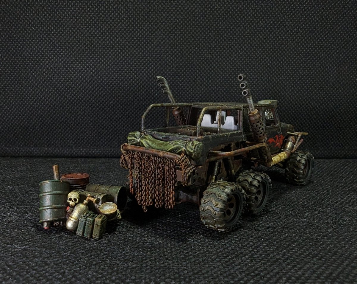 takeyass21's tweet photo. #gaslands 6輪車。ベースはJEEP GLADIATOR。
#CDCS2023 にて展示させて頂きました。
物資輸送車は狙われる為、SCとツインターボで爆速重装化。
走破性を重視し6輪です。
後輪はシーソーで可動、荷物は磁石接続で、外して空荷に出来ます。
現時点での集大成です。
#MadMax #hotwheels #ホットウィール https://t.co/hmgz2R0hPV