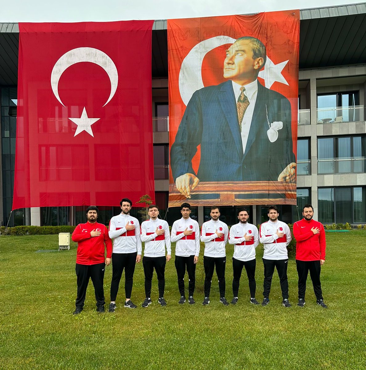 FIFA eNations Cup Avrupa Play-Offları için TFF Riva Hasan Doğan Millî Takımlar Kamp ve Eğitim Tesisleri'nde bulunan eMillî Takım oyuncuları ve teknik heyeti, 19 Mayıs Atatürk'ü Anma, Gençlik ve Spor Bayramı'nı kutladı. #BizimÇocuklar 🇹🇷