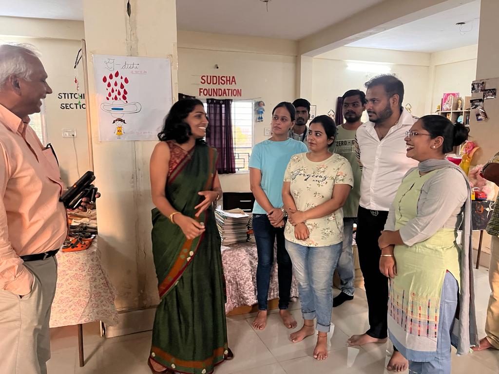 PR_TDE's tweet photo. निगमायुक्त श्रीमती संस्कृति जैन ने @Sudishango के साथ स्थापित नए #RRR4LiFE सेंटर को लोकार्पित किया,
#MissionLiFE 
#ChooseLife 
#chooserrr 
#SanklpMP
#IndiaVsGarbage 
@RewaCollector 
@SwachhBharatGov 
@urbansbm 
@bharatyadavias https://t.co/VvtTvIiBIs