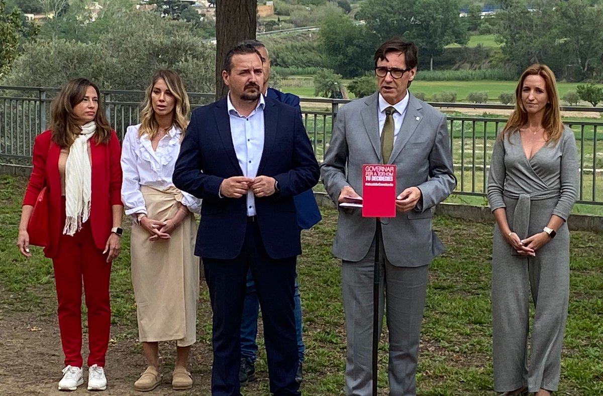 salvadorilla's tweet photo. 🌹 Passeig per les Franqueses del Vallès amb @JACorchado, candidat del @PSCFRANQUESES a l'alcaldia, i trobada amb veïns i veïnes a la Festa de la Primavera, organitzada per l’associació veïnal 'Gente del Barrio Bellavista'.
#AlcaldeCorchado https://t.co/AemG9c8YAE