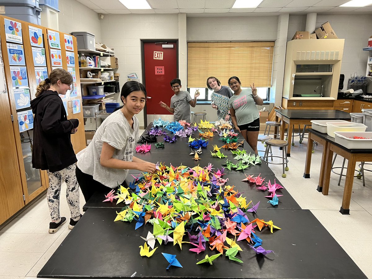 We now have a pop-up Origami club 😍 <a href="/WindyWhales/">Windermere School</a> #STEMeducation we have made 800 paper cranes across all three schools - 200 more to go! <a href="/MikeVerderame/">Mike Verderame</a> <a href="/CLSPrincipal_/">John Powell🐯</a> @CenterReads <a href="/PrincipalJHill/">JHill</a>
