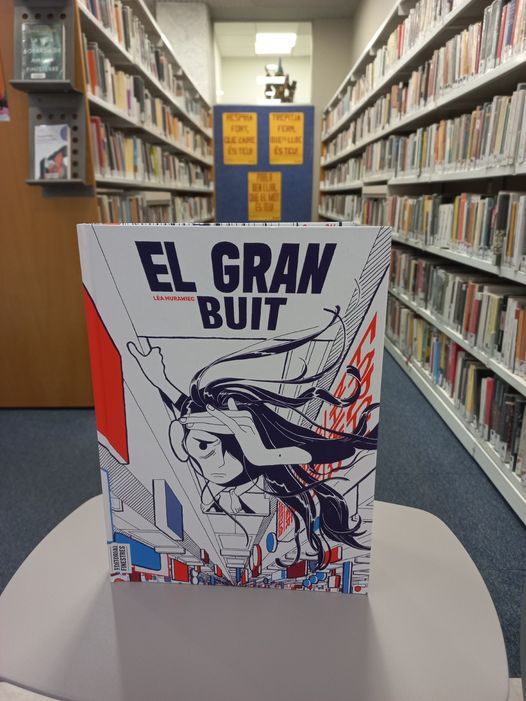 📚#llegim, 'El gran buit' de #LéaMurawiec, @Ed_Finestres 
+17 anys
🏆Gran Premi del Públic del Festival Internacional de còmic d'Angoulême 2022

Un #còmic distòpic que acaba sent una reflexió sobre la dissolució de l'individu en la massa.
#BiblioRecomanacions #juvenils