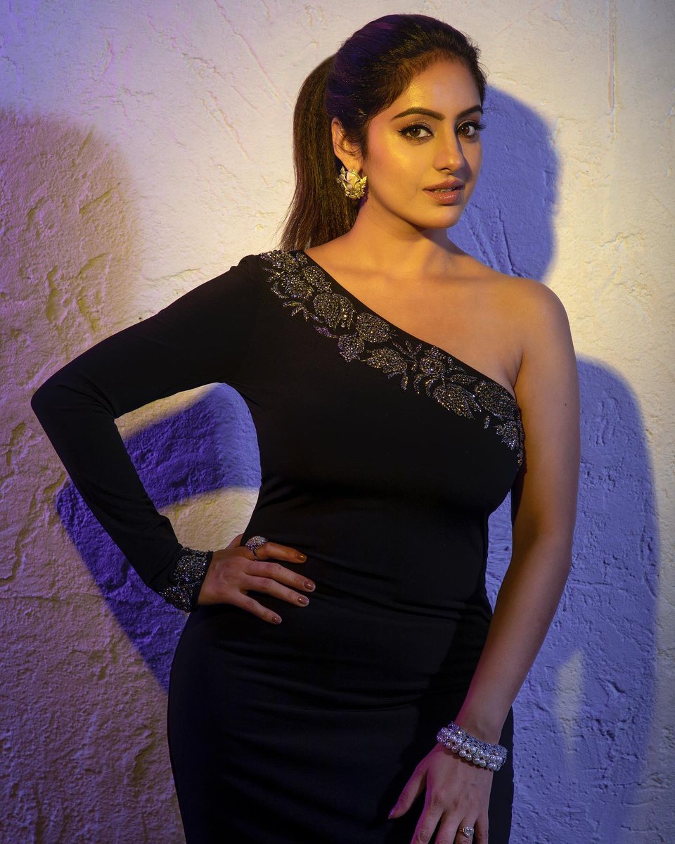 deepikasingh150's tweet photo. Black dresses have a language of their own, they whisper stories of strength, independence and endless possibilities 🖤.
#photography @artographybysagar
Outfit @datetheramp x @monishajaising
#managedby @lacelebrite05 @raajesh.shandilya
#outfit #blackdress #deepikasingh https://t.co/OqcsAv9Qnk