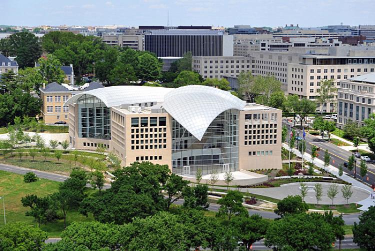 Archareer1's tweet image. United States Institute of Peace Headquarters, Washington, D.C.; architect Moshe Safdie (2011). The roof over the Great Hall is designed to convey a dove&apos;s wings. It is opaque and white during the day and glows at night. [750x501] #architecture #architec… ift.tt/DrzGxEZ