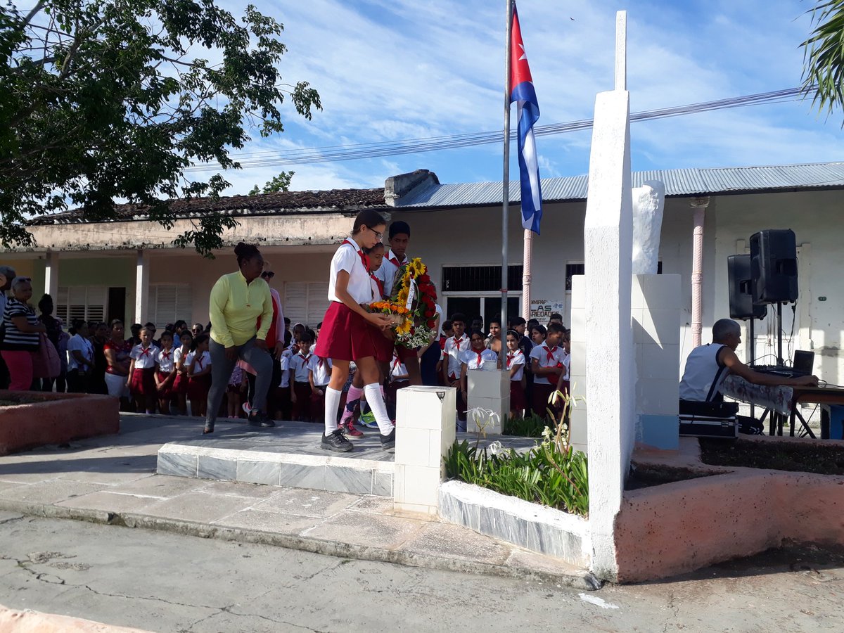 MilianFrank's tweet photo. #MartiVive Rinden tributo en #Chambas a nuestro Héroe Nacional José Martí en el aniversario 128 de su Caída en Combate #VivaCuba. https://t.co/1GoeTyQs1c